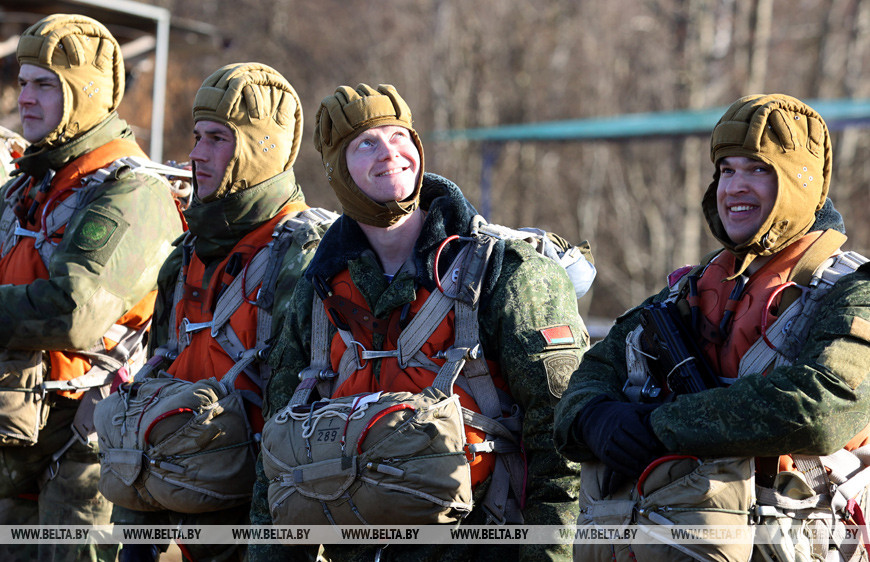 Витебские десантники успешно отработали прыжки с самолета, 2021 год