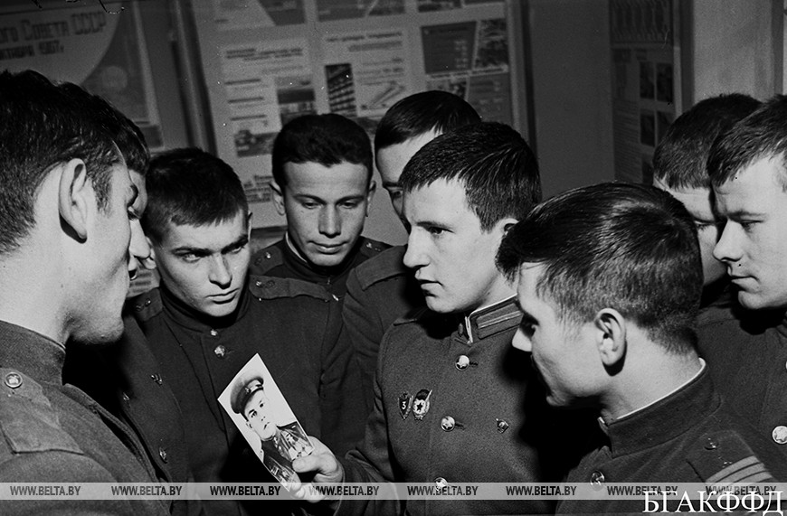 Сын Героя Советского Союза старшего лейтенанта Акимова А.В. – Акимов Г., проходящий службу в Н-ском подразделении КБВО, в котором служил его отец, - рассказывает сослуживцам о своем отце, 1968 год