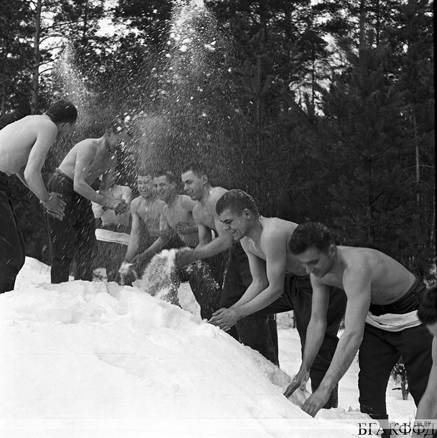 Солдаты Н-ского подразделения БВО после утренней зарядки, 1968 год