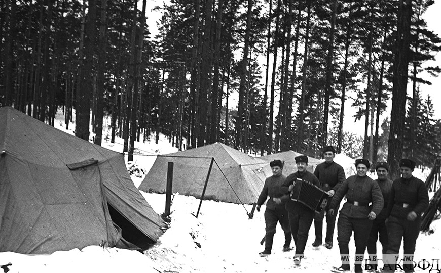 Солдаты Н-ского подразделения Белорусского Военного округа после зимних учений в лагере, 1959 год