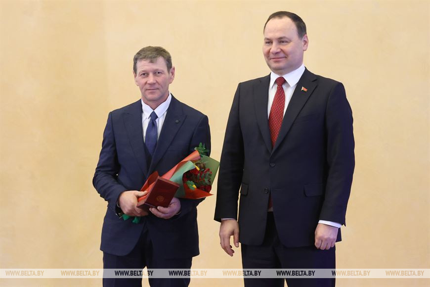 Роман Головченко вручает медаль "За трудовые заслуги" водителю автомобиля (по вывозу леса) Бакштанского участка лесозаготовительного цеха ОАО "Мостовдрев" Сергею Рашкевичу Роман Головченко вручает медаль "За трудовые заслуги" водителю автомобиля (по вывозу леса) Бакштанского участка лесозаготовительного цеха ОАО "Мостовдрев" Сергею Рашкевичу