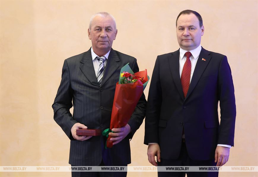 Роман Головченко вручает медаль "За трудовые заслуги" вышкомонтажнику предприятия РУП "Производственное объединение "Белоруснефть" Михаилу Зобову Роман Головченко вручает медаль "За трудовые заслуги" вышкомонтажнику предприятия РУП "Производственное объединение "Белоруснефть" Михаилу Зобову