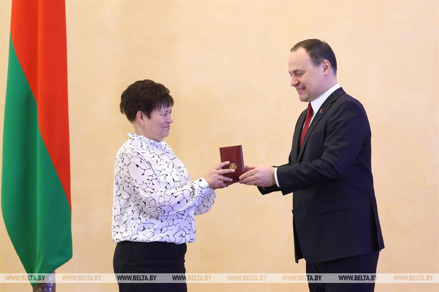 Роман Головченко вручает медаль "За трудовые заслуги" станочнику деревообрабатывающих станков участка ГКД фанерного цеха ОАО "Мостовдрев" Наталье Слезник Роман Головченко вручает медаль "За трудовые заслуги" станочнику деревообрабатывающих станков участка ГКД фанерного цеха ОАО "Мостовдрев" Наталье Слезник