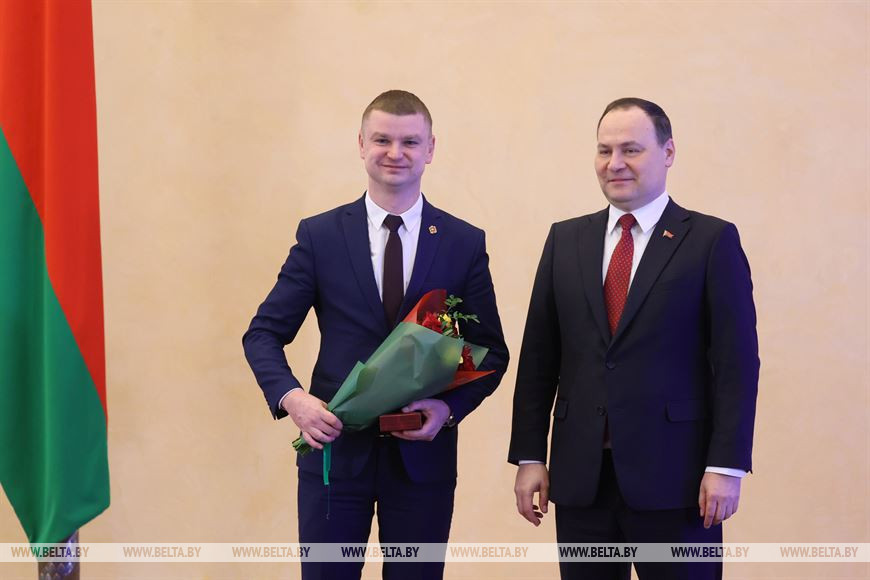 Роман Головченко вручает медаль "За трудовые заслуги" заместителю председателя комитета по сельскому хозяйству и продовольствию Гродненского облисполкома Игорю Сорокину Роман Головченко вручает медаль "За трудовые заслуги" заместителю председателя комитета по сельскому хозяйству и продовольствию Гродненского облисполкома Игорю Сорокину