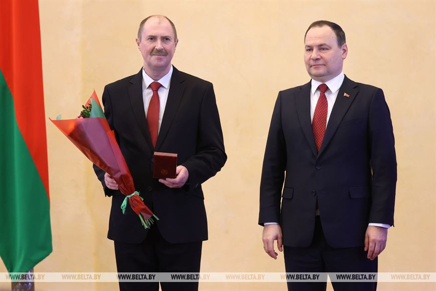 Роман Головченко вручает медаль "За трудовые заслуги" слесарю-ремонтнику ремонтно-механического цеха филиала "Завод Химволокно" Геннадию Живолевскому Роман Головченко вручает медаль "За трудовые заслуги" слесарю-ремонтнику ремонтно-механического цеха филиала "Завод Химволокно" Геннадию Живолевскому