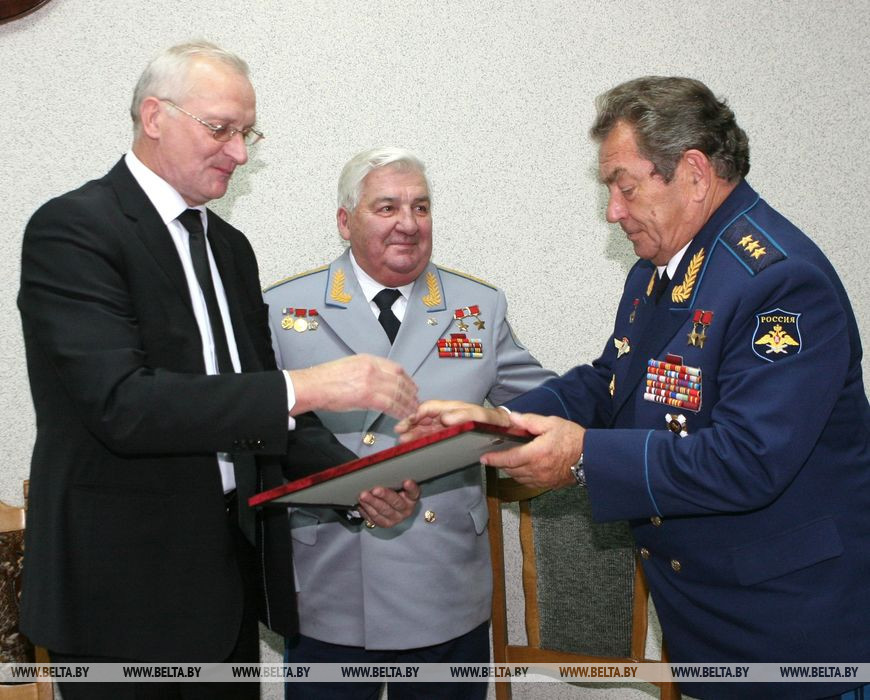 Председатель Президиума НАН Владимир Гусаков вручил почетную грамоту Национальной академии наук Беларуси летчику-космонавту Владимиру Коваленку 2014г. Председатель Президиума НАН Владимир Гусаков вручил почетную грамоту Национальной академии наук Беларуси летчику-космонавту Владимиру Коваленку 2014г.