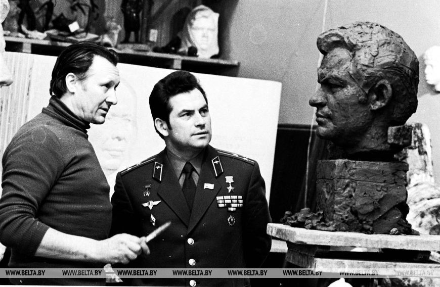 Владимир Ковалёнок в мастерской белорусского скульптора Ивана Миско Владимир Ковалёнок в мастерской белорусского скульптора Ивана Миско