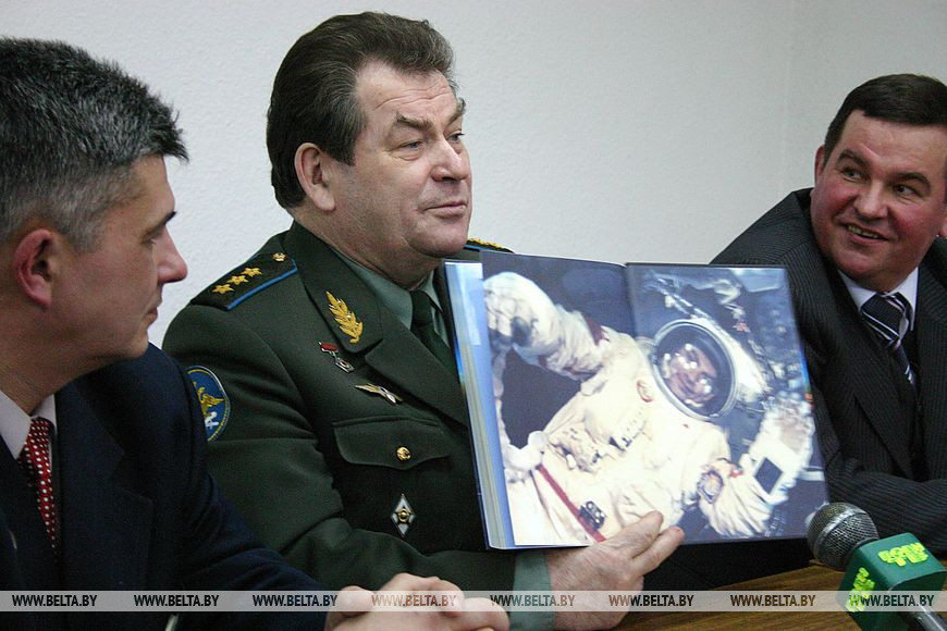 Владимир Коваленок представляет книгу "Орбиты жизни" 2006г. Владимир Коваленок представляет книгу "Орбиты жизни" 2006г.