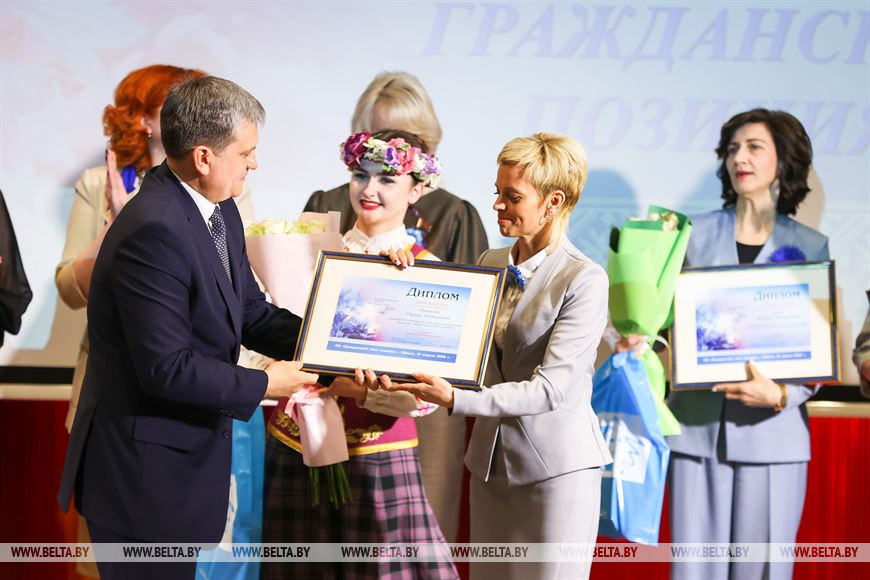 Игорь Луцкий вручает диплом в номинации "Активная гражданская позиция" Оксане Романовой Игорь Луцкий вручает диплом в номинации "Активная гражданская позиция" Оксане Романовой
