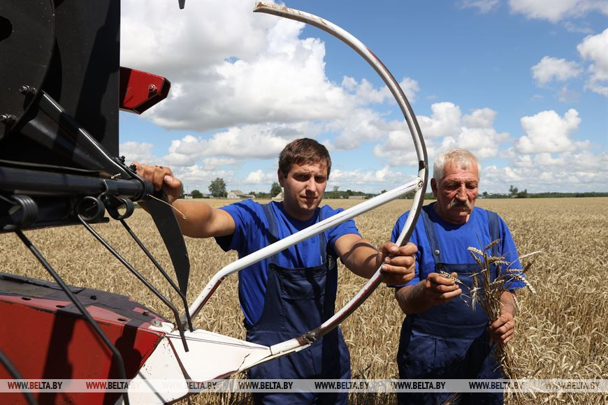 Молодежный экипаж Дмитрия Винничека и Анатолия Перепечко из ОАО "Клецкий райагросервис"