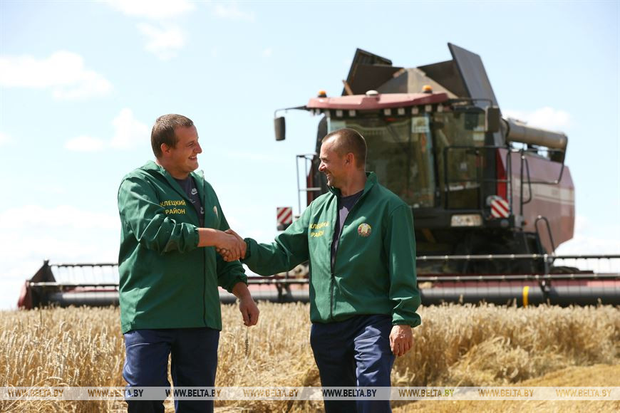 Молодежный экипаж Александра Салодкого и Олега Панича из сельскохозяйственного филиала "Клецкий" ОАО "Слуцкий сыродельный комбинат"