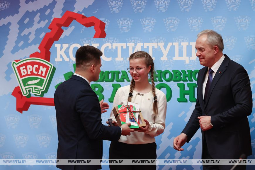 Глава Администрации Президента Республики Беларусь Игорь Сергеенко и первый секретарь Центрального комитета БРСМ Александр Лукьянов вручают паспорт гражданина Республики Беларусь Нике Волкович