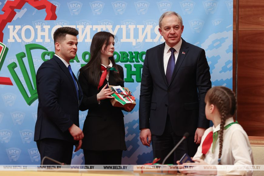 Глава Администрации Президента Республики Беларусь Игорь Сергеенко и первый секретарь Центрального комитета БРСМ Александр Лукьянов вручают паспорт гражданина Республики Беларусь Ксении Гончарук