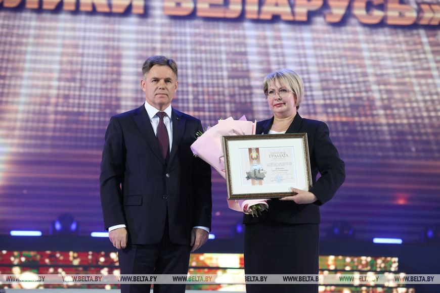 Игорь Петришенко награждает Людмилу Жаринову Игорь Петришенко награждает Людмилу Жаринову