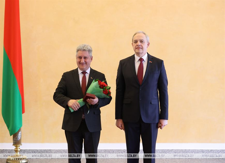 Почетного звания "Заслуженный юрист Республики Беларусь" удостоен директор Национального центра законодательства и правовых исследований Вадим Ипатов Почетного звания "Заслуженный юрист Республики Беларусь" удостоен директор Национального центра законодательства и правовых исследований Вадим Ипатов