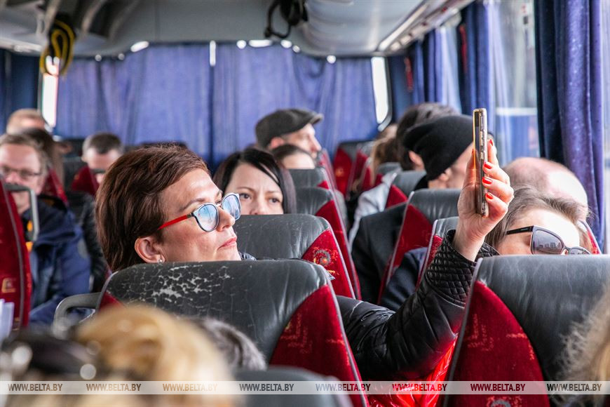 Россияне проезжают Курган Славы Россияне проезжают Курган Славы