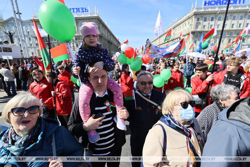 1 май минск. Беларусь парад 2022. Парад в Минске. С праздником 9 мая. Белоруссия люди.