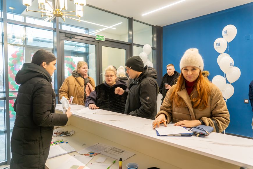 Как же приятно получить ключи от новых апартаментов в морозный зимний день! Как же приятно получить ключи от новых апартаментов в морозный зимний день!