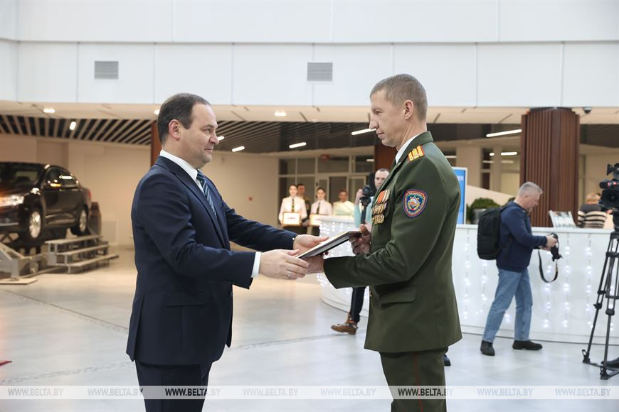 Роман Головченко вручает сертификаты на технику Роман Головченко вручает сертификаты на технику