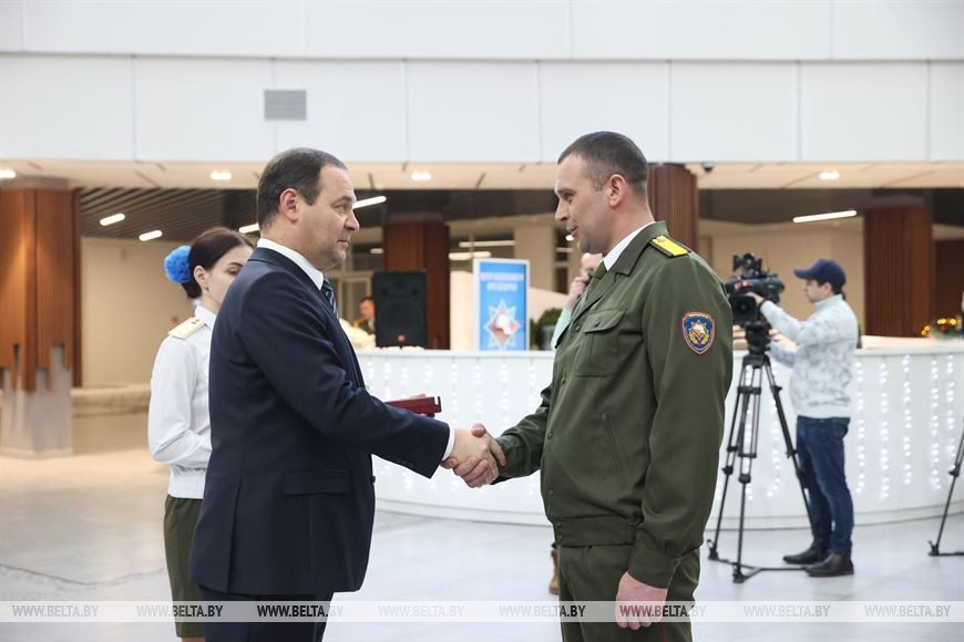 Роман Головченко вручил медаль "За спасенную жизнь" Борису Грицкову Роман Головченко вручил медаль "За спасенную жизнь" Борису Грицкову