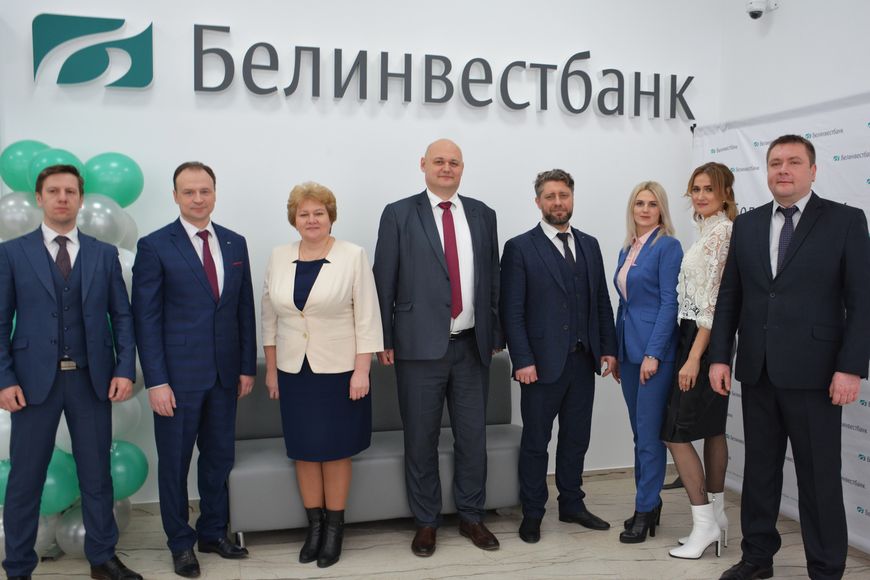 Заместитель председателя правления ОАО "Белинвестбанк" Дмитрий Романовский (в центре), председатель Мозырского райисполкома Елена Павлечко (слева), управляющий дирекции ОАО "Белинвестбанк" по Гомельской области Олег Горелов (справа) Заместитель председателя правления ОАО "Белинвестбанк" Дмитрий Романовский (в центре), председатель Мозырского райисполкома Елена Павлечко (слева), управляющий дирекции ОАО "Белинвестбанк" по Гомельской области Олег Горелов (справа)
