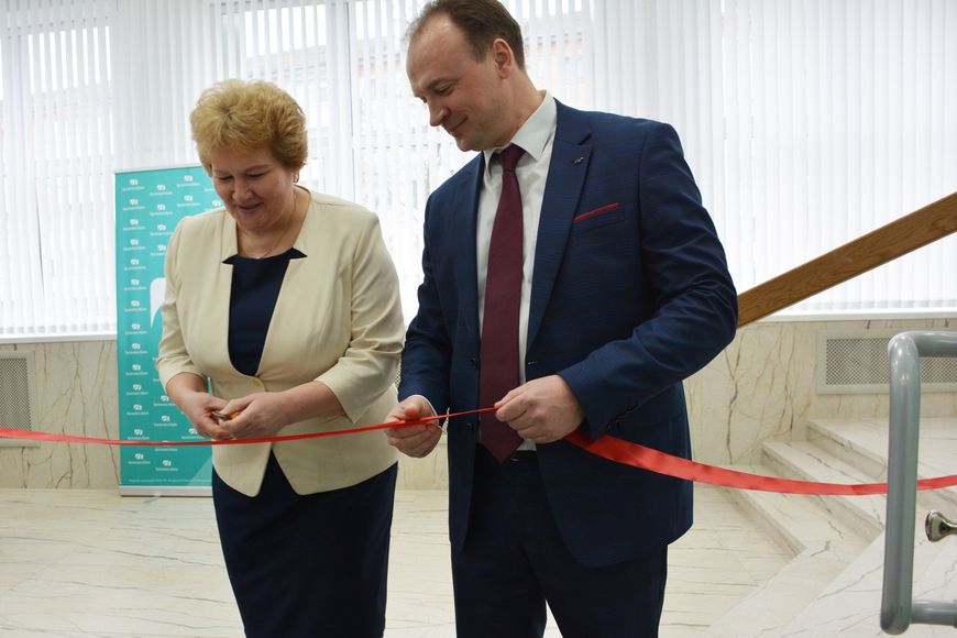 Елена Павлечко перерезает символическую красную ленточку и передает ее начальнику центра банковских услуг № 306 Павлу Юрковцу Елена Павлечко перерезает символическую красную ленточку и передает ее начальнику центра банковских услуг № 306 Павлу Юрковцу