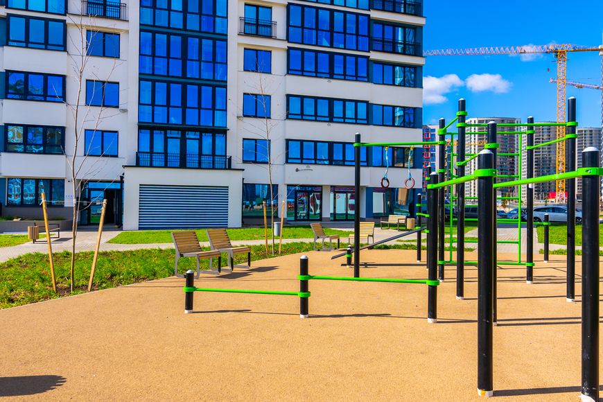 Место для воркаута в одном из кварталов Minsk World Место для воркаута в одном из кварталов Minsk World