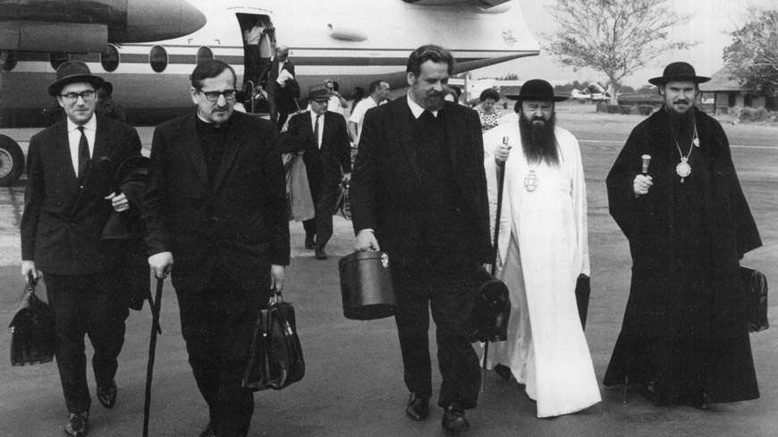 Будущий Патриарх Московский и всея Руси Алексий (справа), протопресвитер Виталий Боровой (второй слева). Нигерия, 1974 год Будущий Патриарх Московский и всея Руси Алексий (справа), протопресвитер Виталий Боровой (второй слева). Нигерия, 1974 год