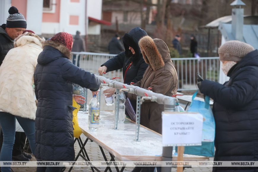 Православные верующие набирают воду на территории Свято-Покровского кафедрального собора Гродно Православные верующие набирают воду на территории Свято-Покровского кафедрального собора Гродно