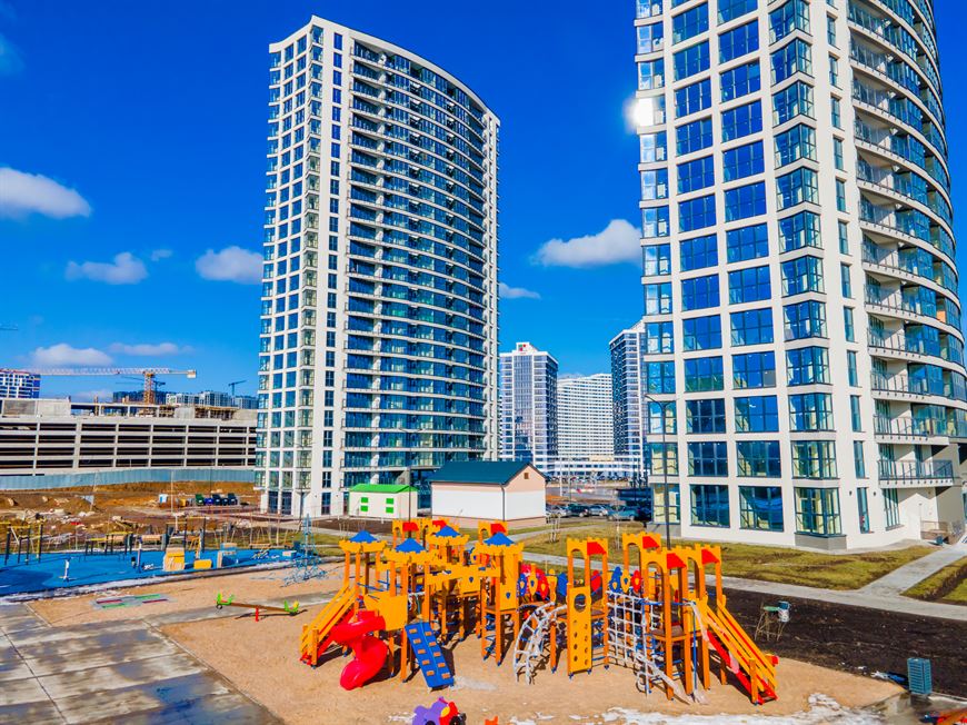 Дом <a rel="nofollow" target="_blank" href="https://bir.by/page/real-estate/minskworld/planirovki-kvartal-7/dom-kannyi/?utm_post=hwmarkan_0903">"Канны"</a> из квартала <a rel="nofollow" target="_blank" href="https://bir.by/page/real-estate/minskworld/quarters/kvartal-sredizemnomorskij/?utm_post=hwmarkan_0903">"Средиземноморский"</a> и его безопасная прилегающая территория. В новостройке 25 этажей, 286 апартаментов свободной планировки площадью от 28 м2 до 75 м2 с потолками от 2,72 до 3 м, панорамными окнами и остеклёнными лоджиями. Дом <a rel="nofollow" target="_blank" href="https://bir.by/page/real-estate/minskworld/planirovki-kvartal-7/dom-kannyi/?utm_post=hwmarkan_0903">"Канны"</a> из квартала <a rel="nofollow" target="_blank" href="https://bir.by/page/real-estate/minskworld/quarters/kvartal-sredizemnomorskij/?utm_post=hwmarkan_0903">"Средиземноморский"</a> и его безопасная прилегающая территория. В новостройке 25 этажей, 286 апартаментов свободной планировки площадью от 28 м2 до 75 м2 с потолками от 2,72 до 3 м, панорамными окнами и остеклёнными лоджиями.