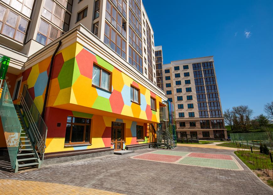 Детский сад в стилобате дома? Это удобно!