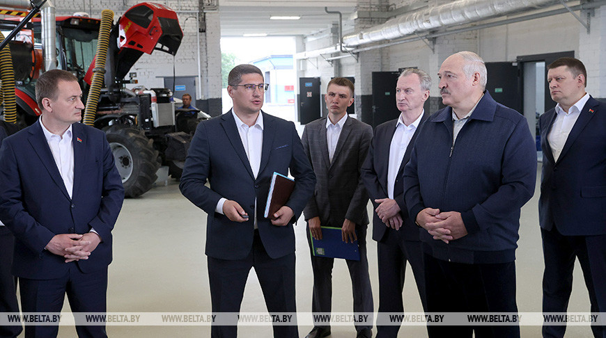 Александр Лукашенко во время посещения сельскохозяйственного филиала ОАО "Минскоблагросервис"