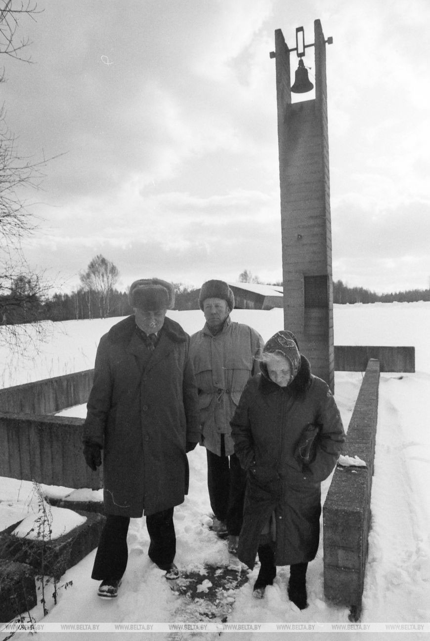 Свидетели хатынской трагедии В.А. Желобкович, брат и сестра В.А. и С.А. Яскевичи на месте, где была усадьба и дом Яскевичей