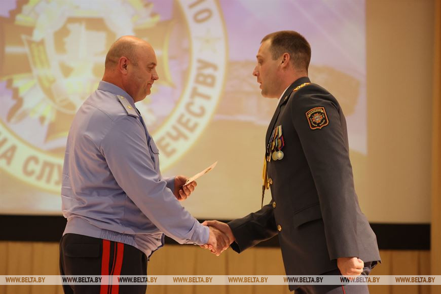 Игорь Бурмистров награждает военнослужащих