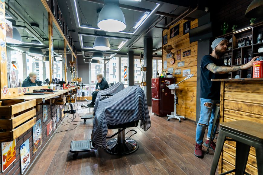 Идеальное место для мужских стрижек, бритья и встреч с друзьями Идеальное место для мужских стрижек, бритья и встреч с друзьями