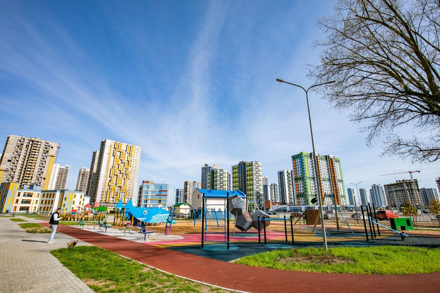 Minsk World. Слева детский сад, а справа безопасный городок для веселых игр и воркаут-территория Minsk World. Слева детский сад, а справа безопасный городок для веселых игр и воркаут-территория