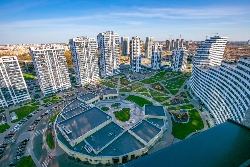 Квартал "Эмиратс", дом "Волна" (справа). Спортплощадки, городки, парковки и магазин со всем необходимым Квартал "Эмиратс", дом "Волна" (справа). Спортплощадки, городки, парковки и магазин со всем необходимым