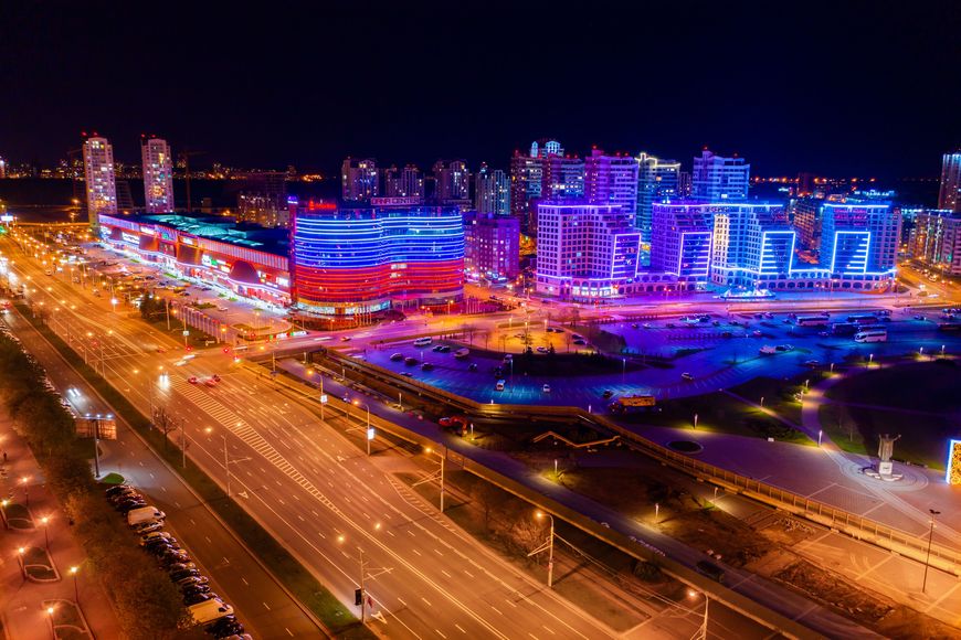 Для вас сияет "Маяк Минска"! Слева ТРЦ Dana Mall Для вас сияет "Маяк Минска"! Слева ТРЦ Dana Mall