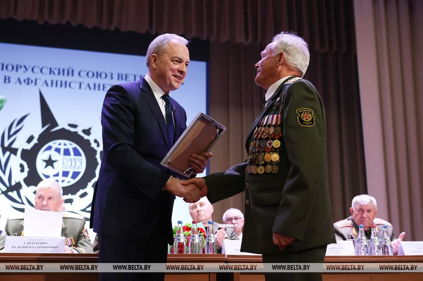 Глава Администрации Президента Игорь Сергеенко вручает благодарность заместителю председателя Белорусского союза ветеранов войны в Афганистане Андрею Мелинчуку
