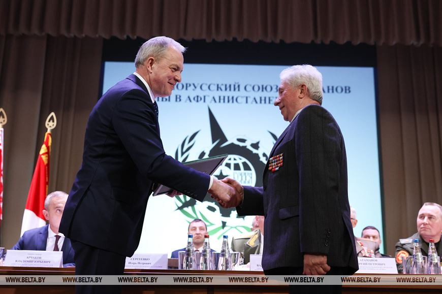 Глава Администрации Президента Игорь Сергеенко вручает Благодарность Президента заместителю председателя Лепельской районной организации Белорусского союза ветеранов войны в Афганистане Николаю Глусскому