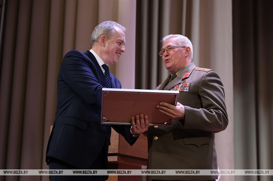 Глава Администрации Президента Игорь Сергеенко вручает почетную грамоту заместителю председателя Минской городской организации ветеранов войны в Афганистане "Память" Георгий Атаманов