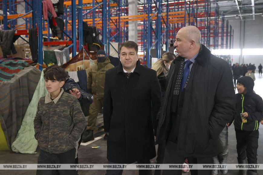 Заместитель председателя Гродненского облисполкома Виктор Пранюк и помощник Президента - инспектор по Гродненской области Юрий Караев посетили пункт временного размещения беженцев