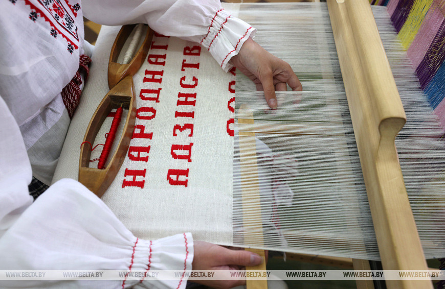 Пятиметровый рушник-оберег создают мастера Сенненского Дома ремесел Пятиметровый рушник-оберег создают мастера Сенненского Дома ремесел