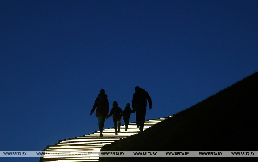 9 мая. На Кургане Славы зажглась праздничная подсветка 9 мая. На Кургане Славы зажглась праздничная подсветка