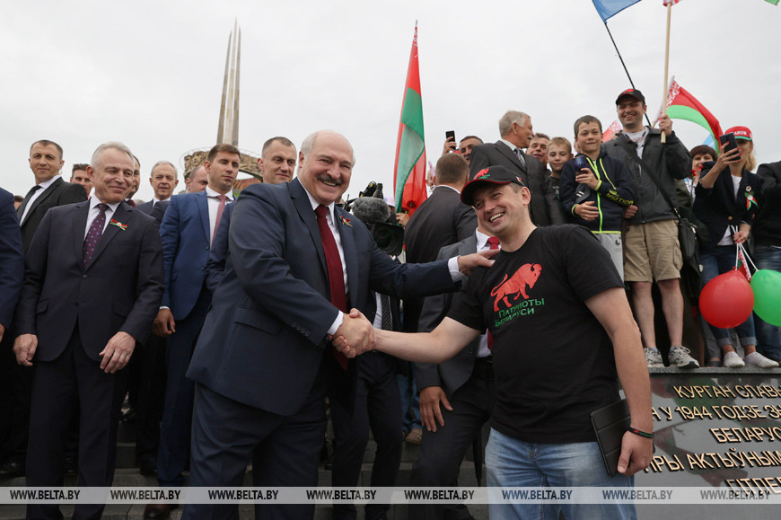 Президент Беларуси Александр Лукашенко во время церемонии возложения у мемориального комплекса "Курган Славы" Президент Беларуси Александр Лукашенко во время церемонии возложения у мемориального комплекса "Курган Славы"