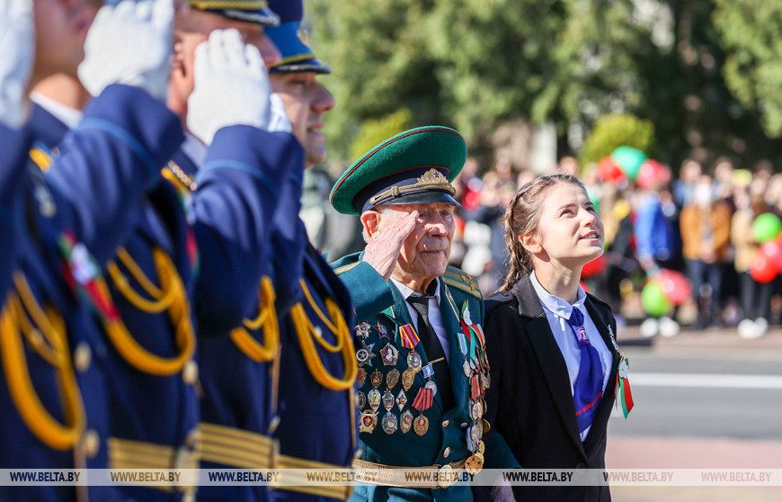 День Победы. Во время выноса Государственного флага на площади Ленина в Бресте День Победы. Во время выноса Государственного флага на площади Ленина в Бресте