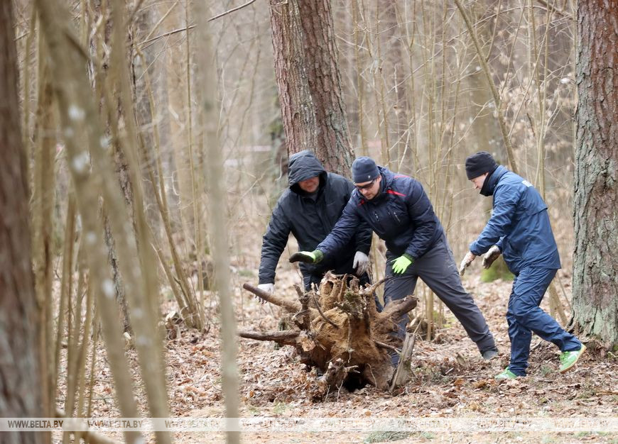 Во время проведения областного субботника на месте расстрела мирных граждан в ченковском лесу