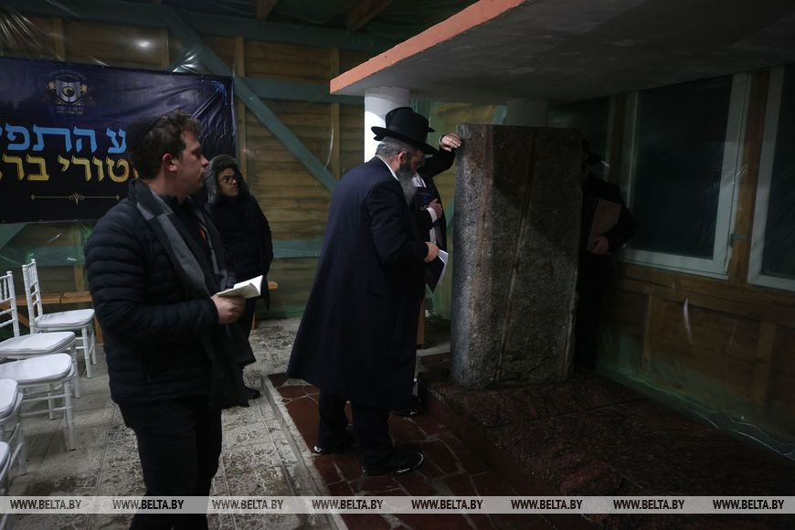 Делегация значимых раввинов из Израиля перед могилой Хафеца Хаима