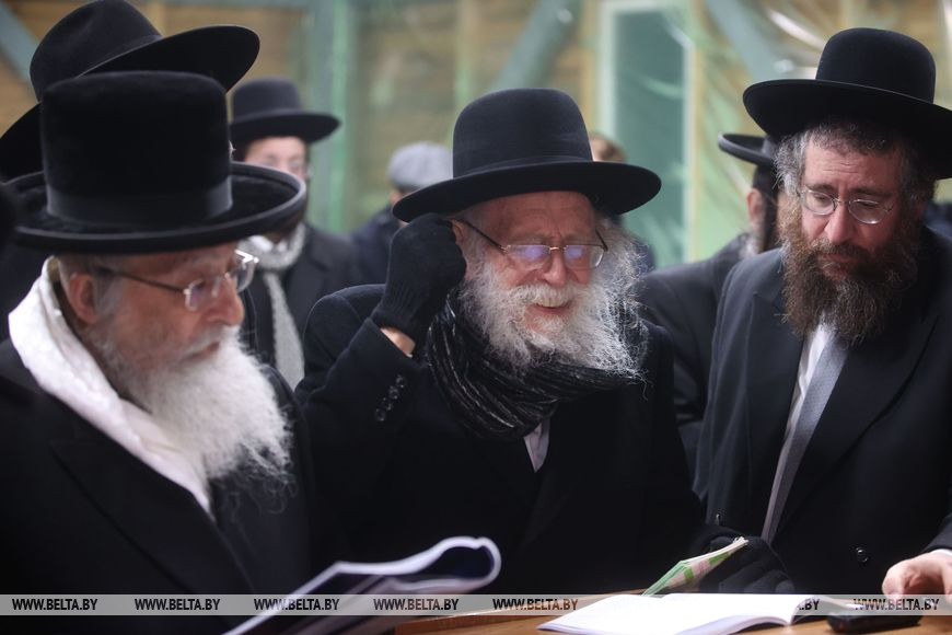 Раввин Галай (в центре)
