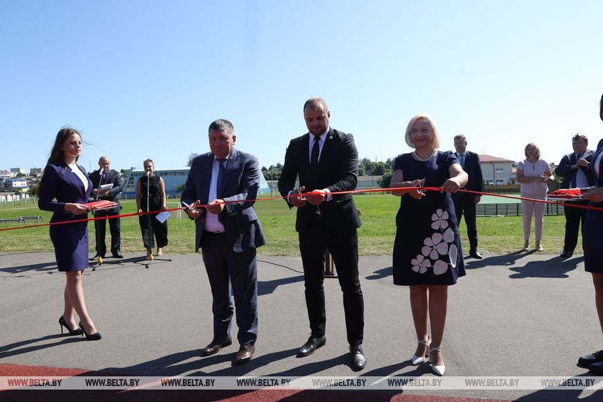 Председатель Крупского райисполкома Анатолий Козел и начальник главного управления спорта и туризма Миноблисполкома Евгений Булойчик во время открытия